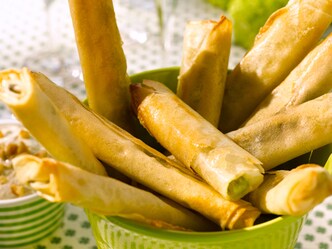 Duo van asperges in knapperig jasje, sausje met noten