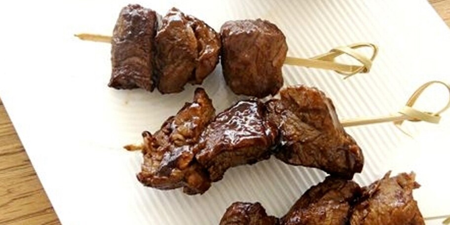 Teriyaki rundbrochetten en koolsla met passievrucht