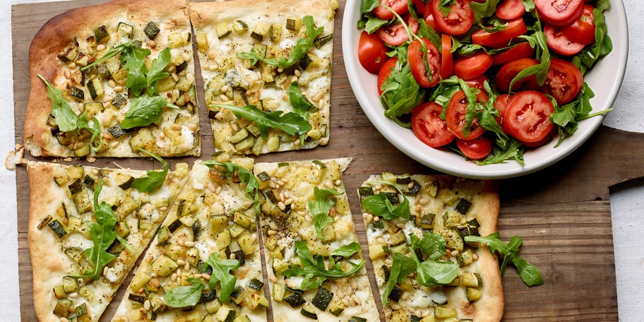 Pizza verte aux courgettes et à la roquette