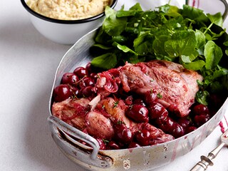 Cocotte de lapin aux cerises du nord, cresson et purée à la moutarde