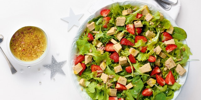 Salade met foie gras en aardbeien, vinaigrette met sjalot