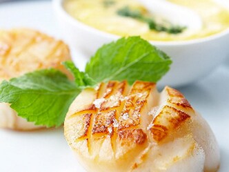 Gebakken sint-jakobsvruchten met mangosaus