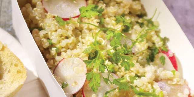 Salade van quinoa, roze radijsjes, kervel en bieslook
