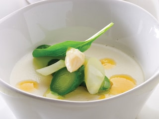 Panna cotta de parmesan aux asperges et au sirop d’orange