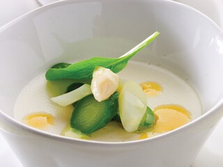 Parmezaan-panna cotta met asperges en sinaasappelstroop