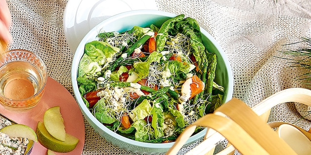 Salade au cœur de saumon fumé, asperges vertes et vinaigrette César