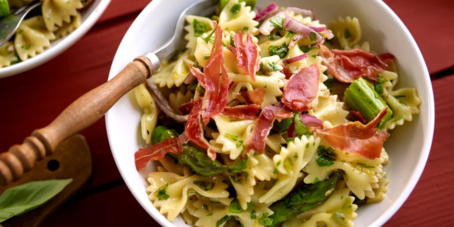 Farfalle met groene asperges en chips van ham