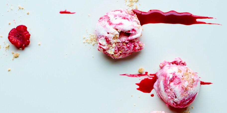 Raspberry frozen yoghurt