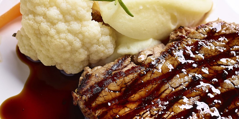 Filet pur et purée au babeurre, jeunes légumes et copeaux de truffe