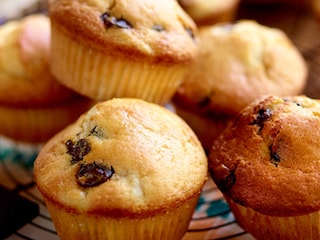 Muffins met chocolade en bananen