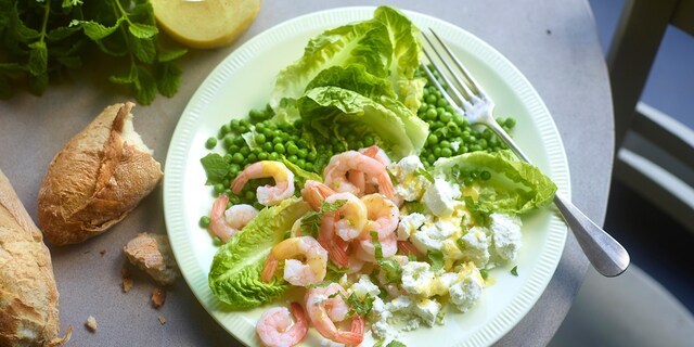 Salade van garnalen met geitenkaas en erwten