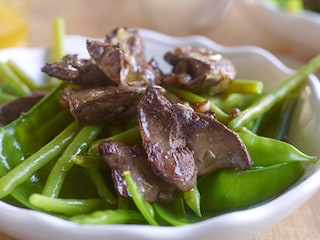 Lauwe salade van peultjes, sperziebonen en kippenlevers