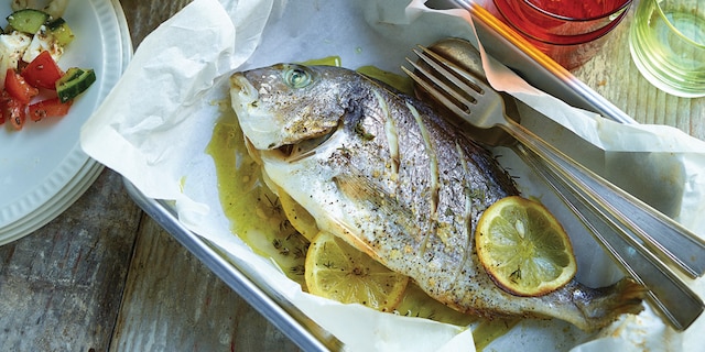 Gegrilde dorade royal met Griekse salade