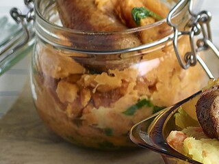 Zoete aardappelstoemp met spinazie en kippenworst