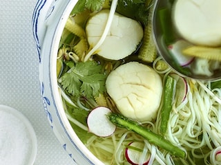 Bouillon oriental aux noix de Saint-Jacques et nouilles de riz