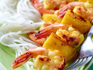 Brochettes van scampi’s met mango en kokosmelk