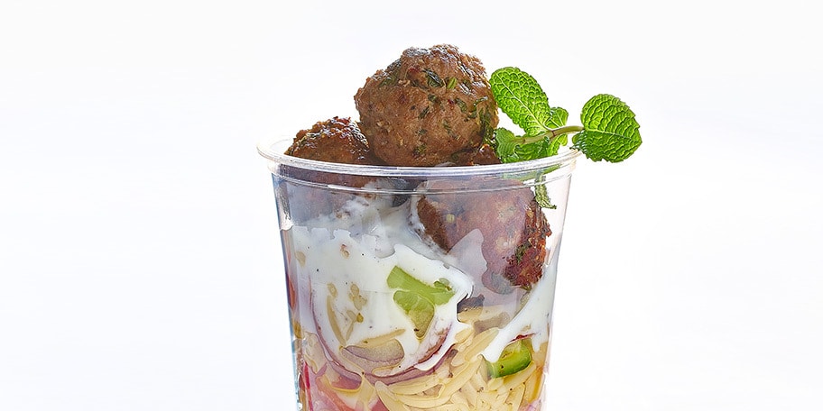Salade de pâtes grecques au tzatziki et boulettes à la menthe