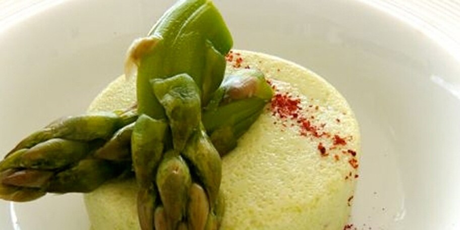 Bavarois van groene asperges met mierikswortel