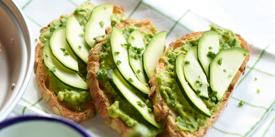 Bruschetta met courgettes, avocado en wasabi