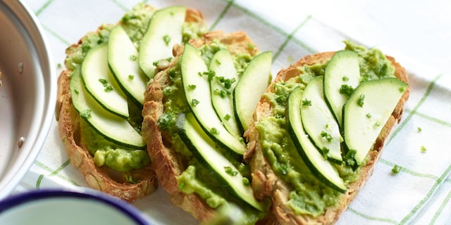 Bruschetta met courgettes, avocado en wasabi