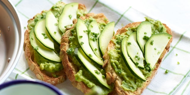 Bruschetta aux courgettes, avocat et wasabi