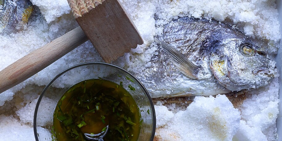 Goudbrasem in zoutkorst met citroenvinaigrette