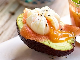 Avocado met gepocheerde eieren en zalm