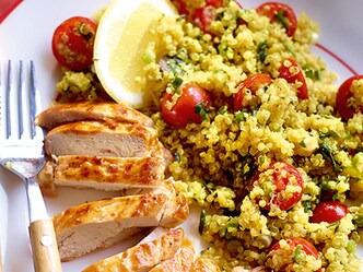 Gebakken kip en salade van quinoa, bereid zoals taboulé