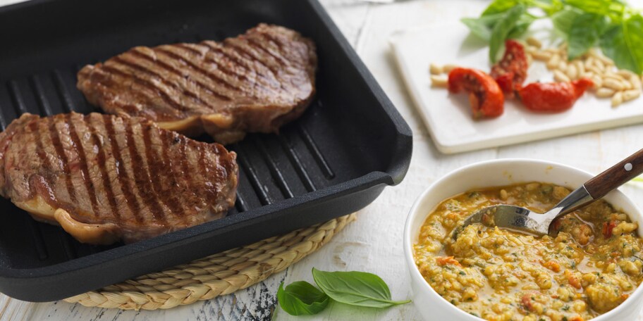 Bœuf grillé et sauce pesto à la tomate