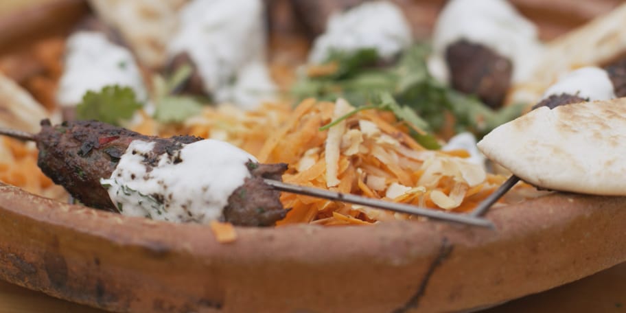 Kebab d'agneau, sa salade de carotte et sauce dip à la menthe