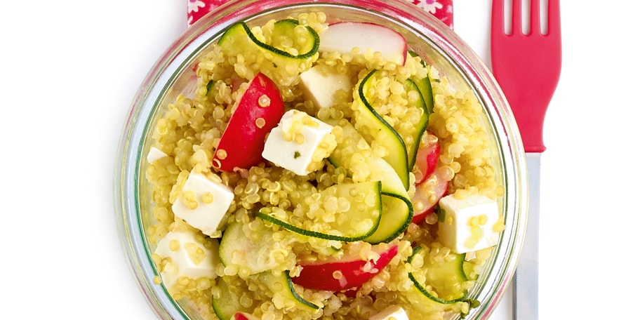 Knapperige salade van quinoa met kaas, radijzen en courgettes