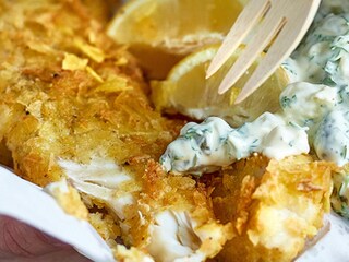 Friture d'églefin en croûte de chips aux pickles, sauce tartare