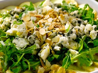 Salade de pommes de terre au roquefort et aux amandes