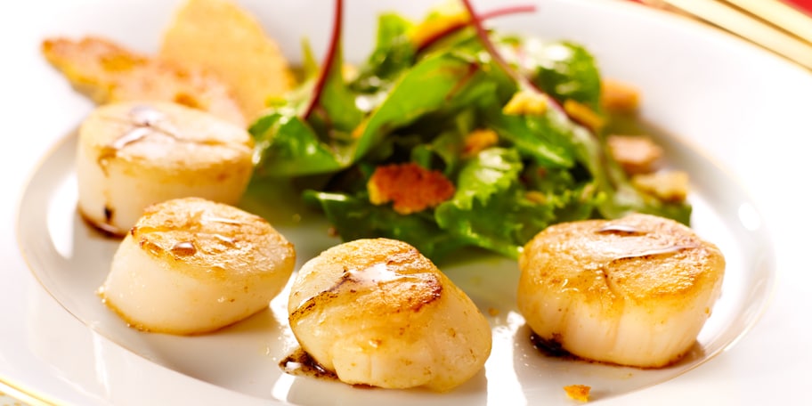 Gebakken sint-jakobsnoten met balsamicoazijn en salade met chips van parmezaan