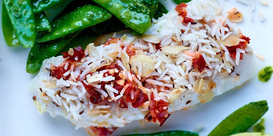 Églefin en croûte de chorizo, pois gourmands à l’huile d’herbes