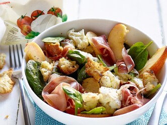 Salade van jonge spinazie, nectarines, mozzarella, rauwe ham en ciabattacroutons