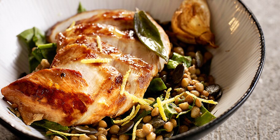 Gegrilde gemarineerde kip met linzensalade