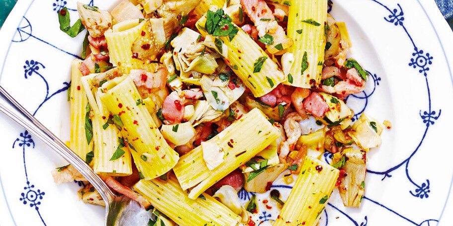 Rigatoni met artisjokken, spek en platte peterselie