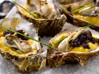 Oesters met champagne, roerei en kaviaar