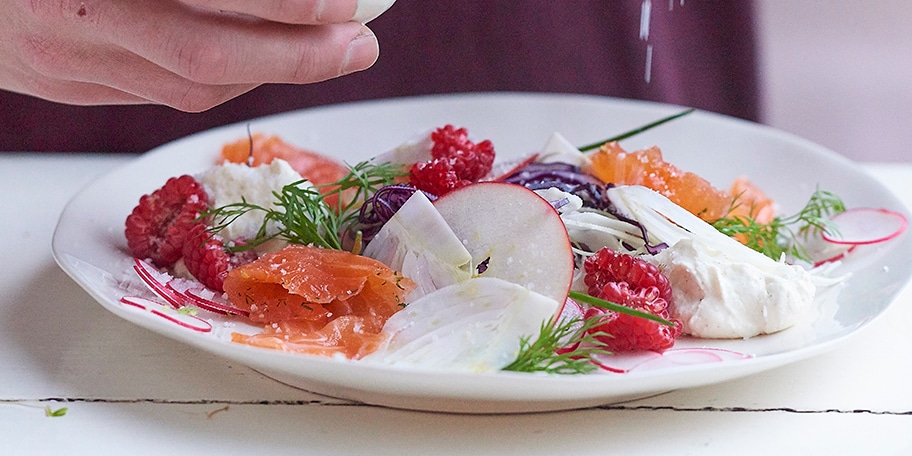 Zalmgravlax, koolsalade en kruidenroom