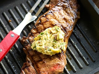 Entrecôte aux anchois, à l’estragon et au beurre aux olives