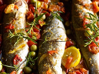 Zeebaars met tuinkruiden en gekonfijte tomaten