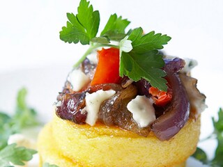 Polentagaletten, moes met 3 soorten ui