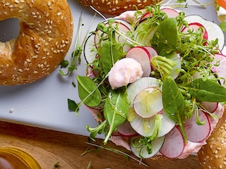Bagel met tarama en radijs