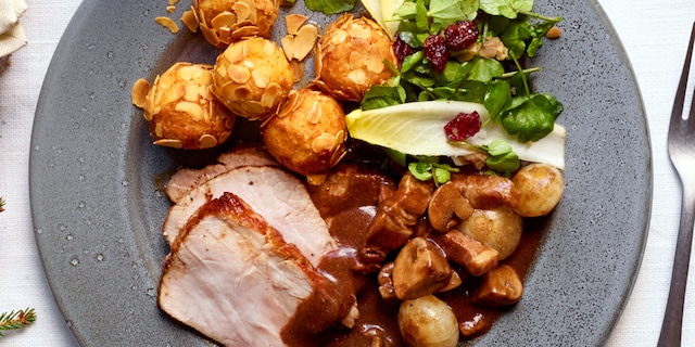 Rôti de veau avec sauce chasseur, croquettes et salade de chicons