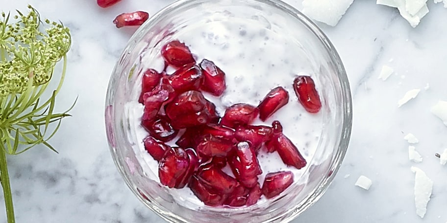 Crème van chiazaadjes en granaatappel