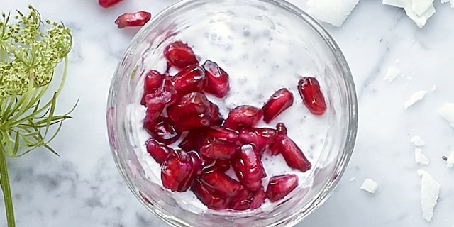 Crème van chiazaadjes en granaatappel