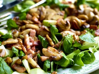 Lauwe salade met spekblokjes en champignons