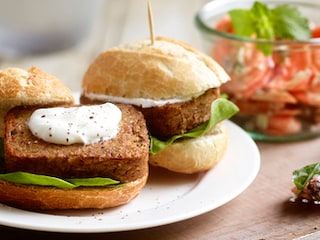 Lupineburgers en wortelsalade met rozijnen