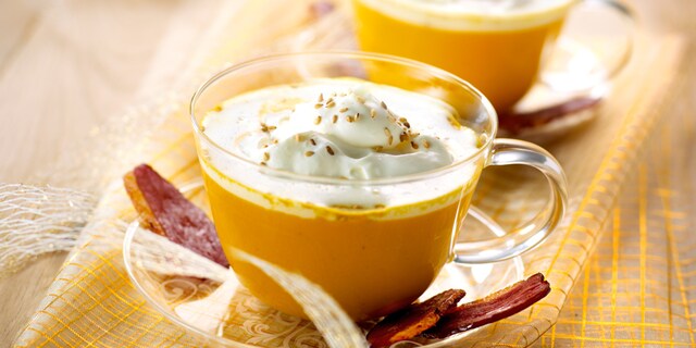 Cappuccino van kastanjepompoen met sesam en chips van gerookte eendenfilet